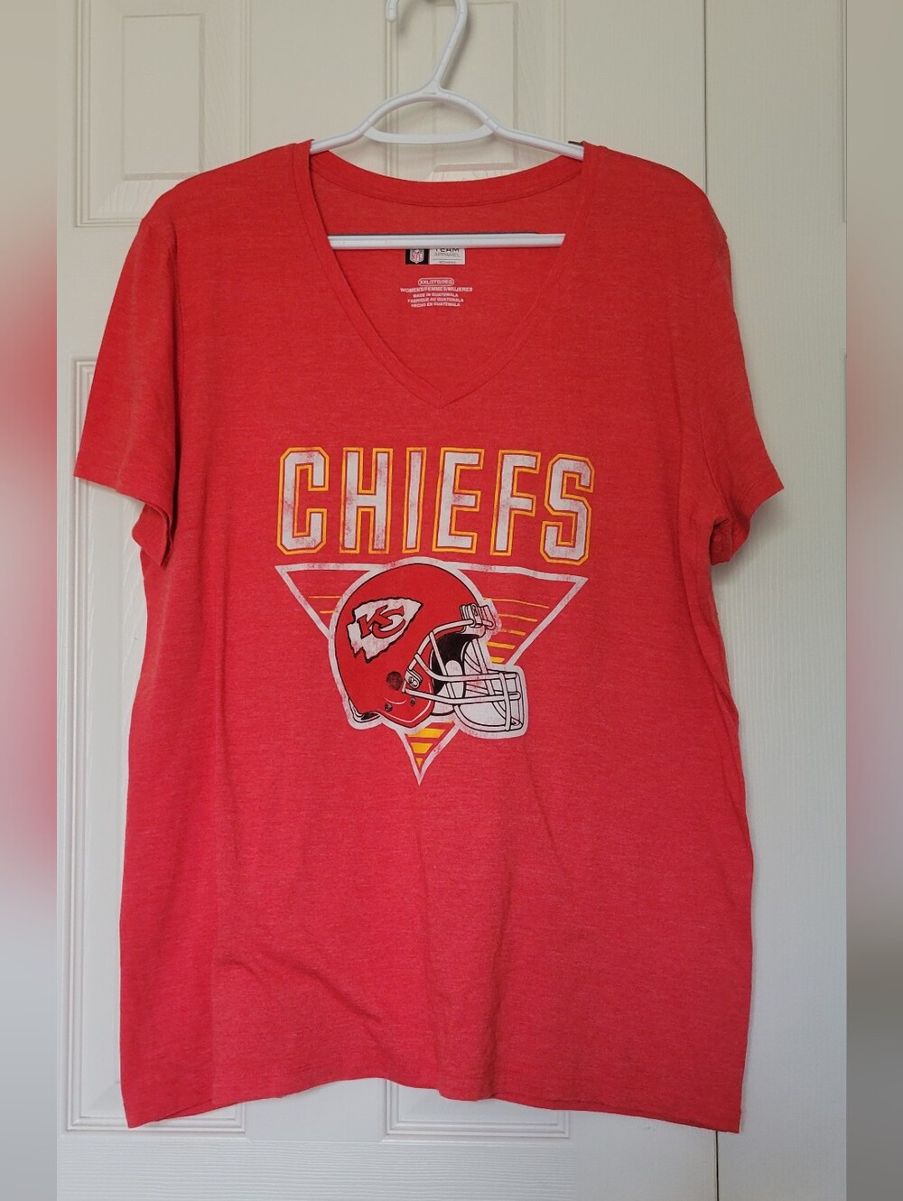 Team Apparel Women's Red V-Neck NFL Chiefs Tee